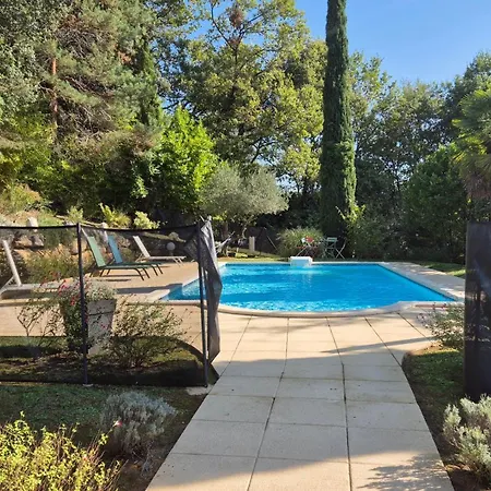 Domaine Des Oliviers Avec Piscine A Appartement